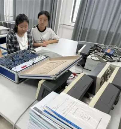 在设计加速器应用连接助手时，需要综合考虑以下几个方面，以确保其高效、安全且易于使用